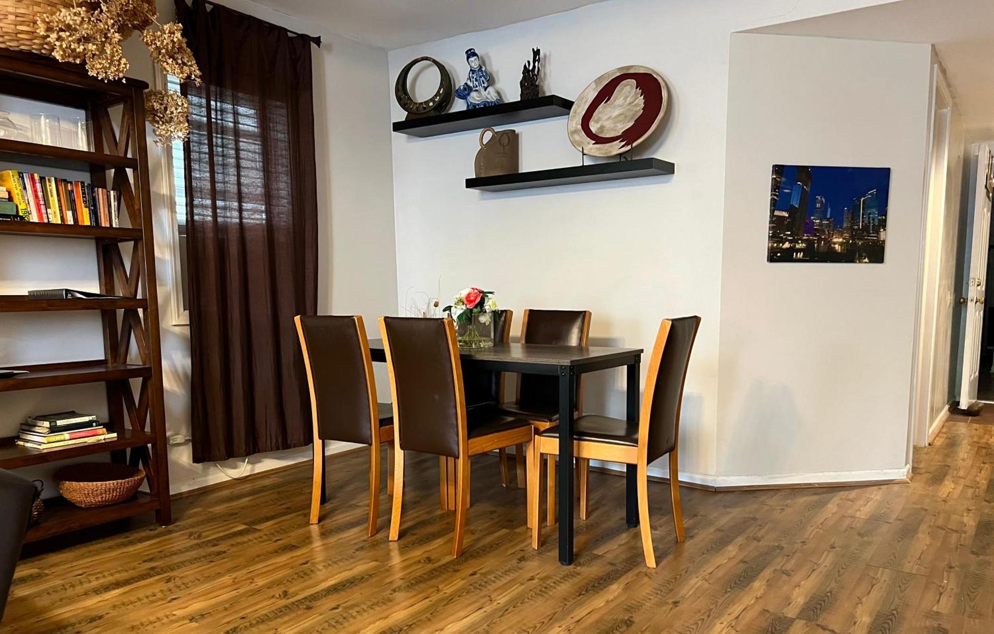 5 Bedroom Huge House In Location Parking Fireplace Back Yard *