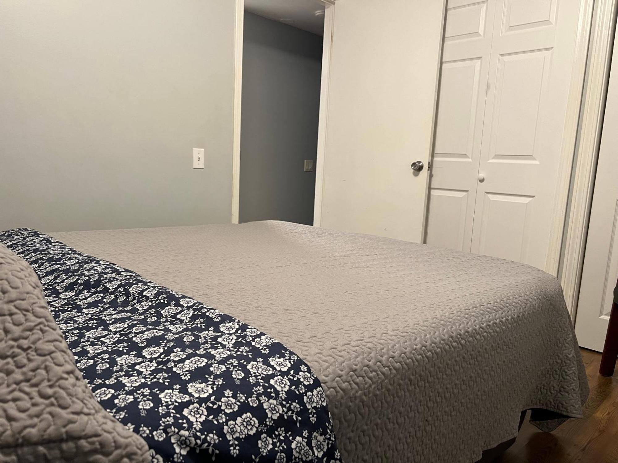 5 Bedroom Huge House In Location Parking Fireplace Back Yard * Chicago