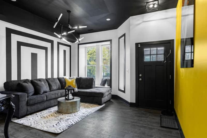 Holiday home The Black And White