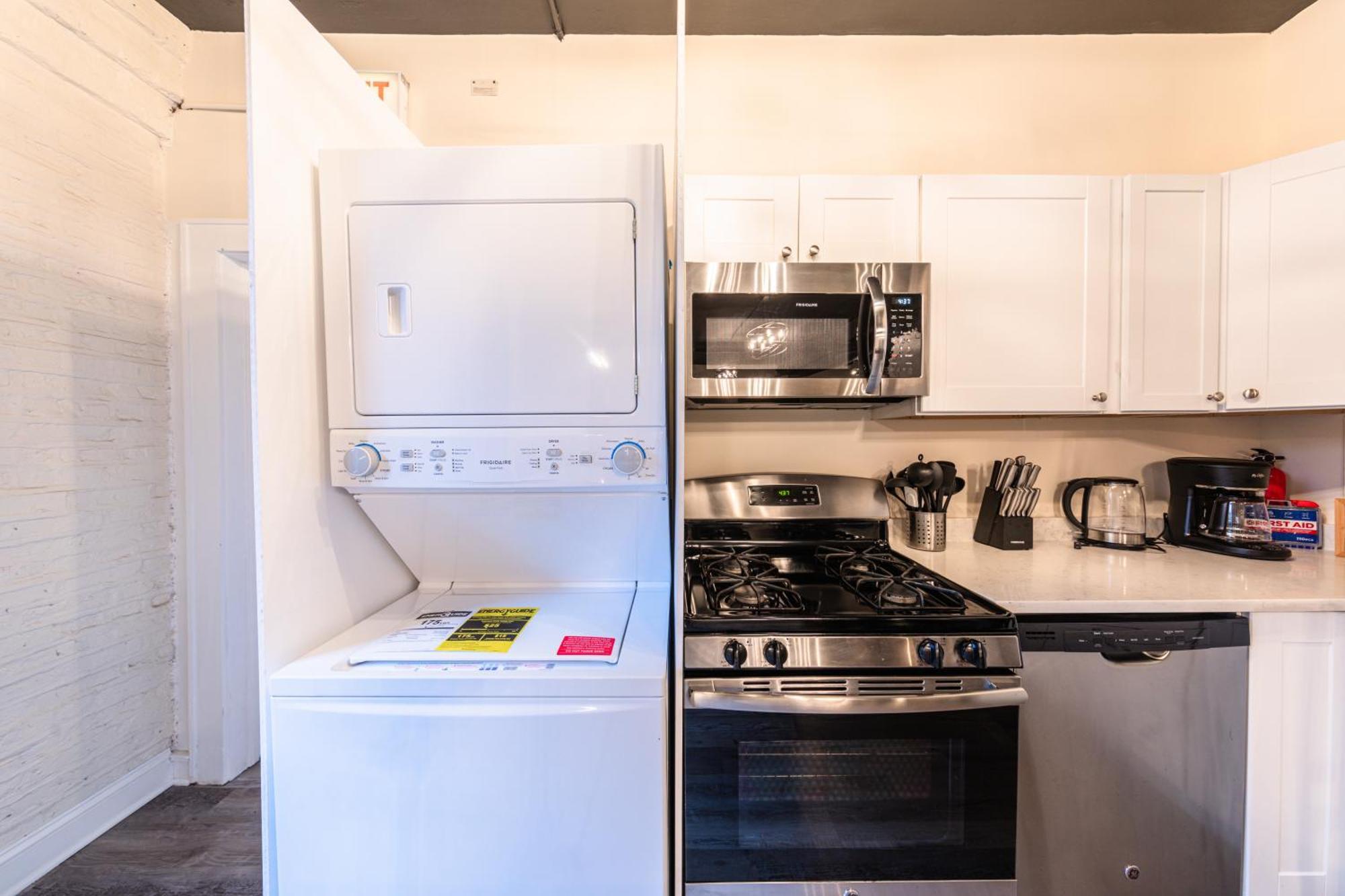 Family And Group Friendly 5br Spacious Unit With Pool Table And Optional Parking Near Mccormick Place And Soldier Field *