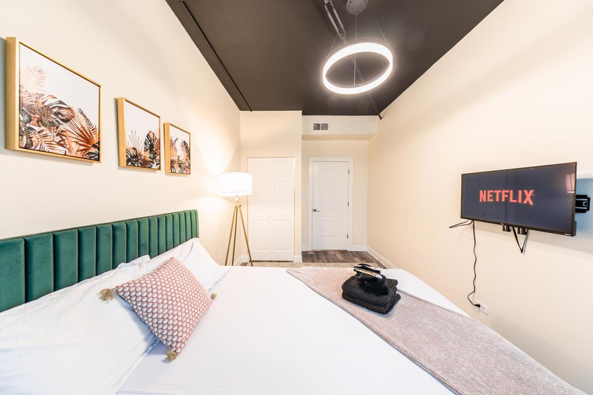 Family And Group Friendly 5br Spacious Unit With Pool Table And Optional Parking Near Mccormick Place And Soldier Field Chicago
