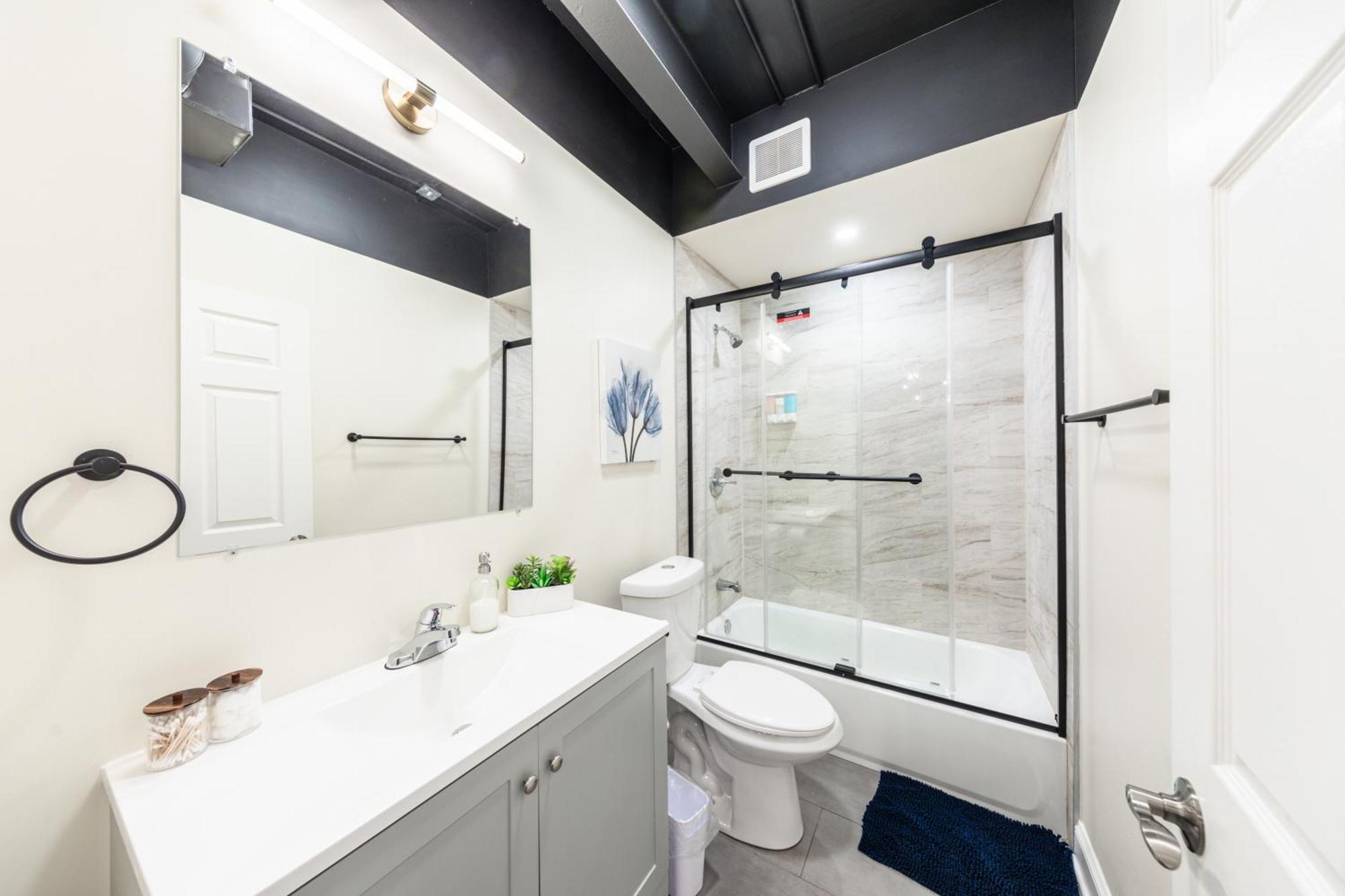 Family And Group Friendly 5br Spacious Unit With Pool Table And Optional Parking Near Mccormick Place And Soldier Field
