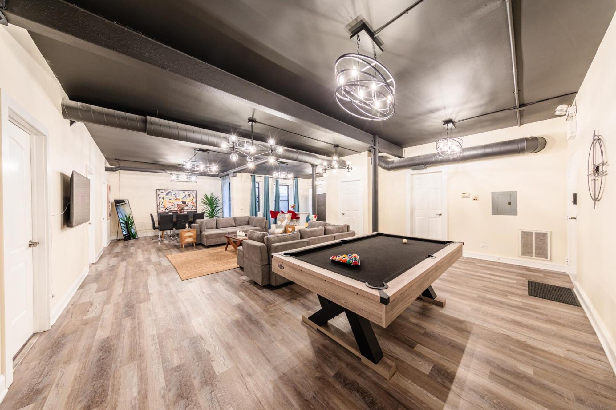Family And Group Friendly 5br Spacious Unit With Pool Table And Optional Parking Near Mccormick Place And Soldier Field * Chicago