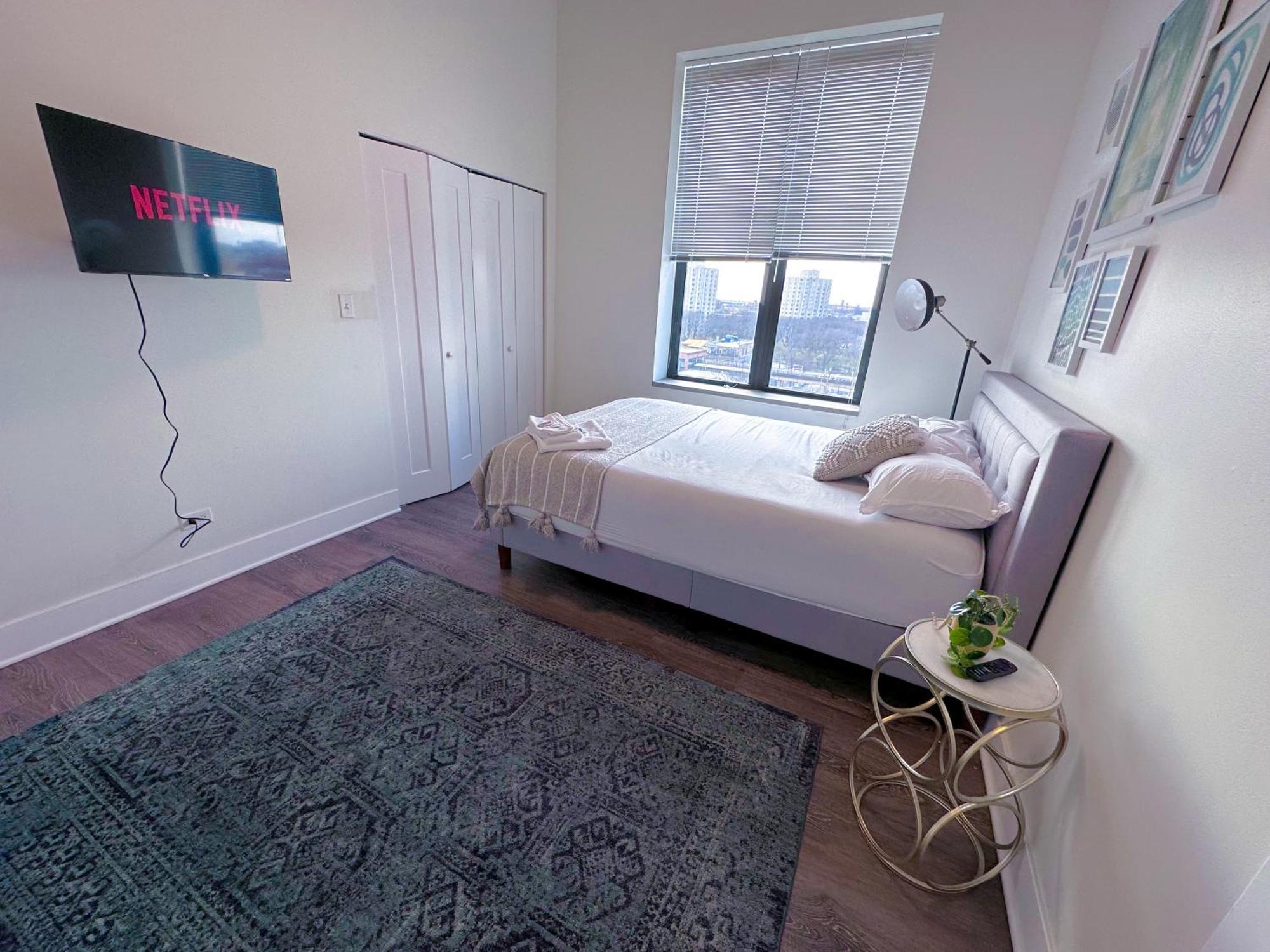 Spacious 3br Corner With Optional Parking And Gym Access Near Mccormick Place, Grant Park And Soldier Field *