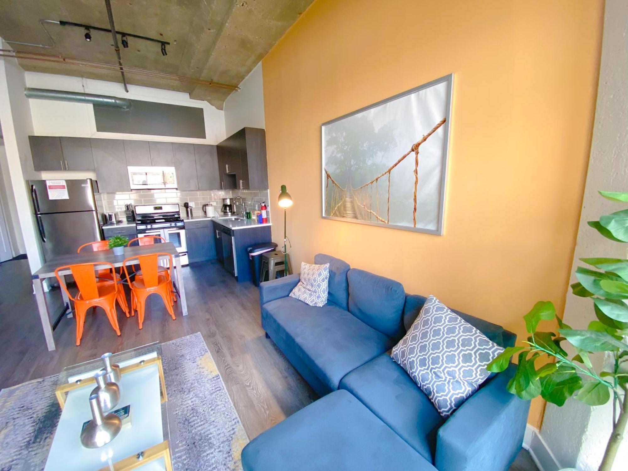 Luxury 3Br Spacious Suite Sleeps 8 Guests With Patio, Skyline View, Optional Parking And Gym Access Near Mccormick Place And Lakefront Apartment