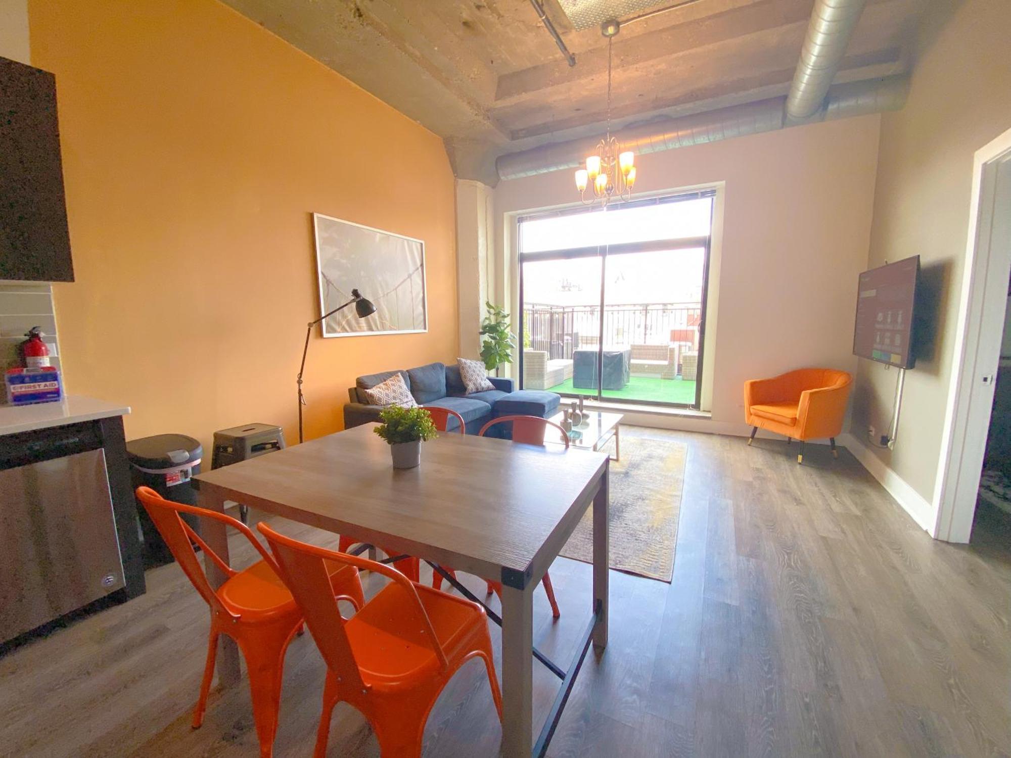 Luxury 3Br Spacious Suite Sleeps 8 Guests With Patio, Skyline View, Optional Parking And Gym Access Near Mccormick Place And Lakefront *