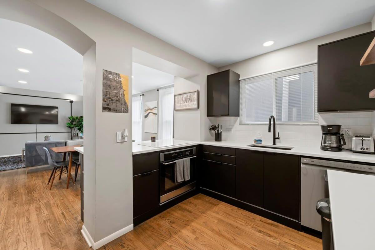 New 2br W 3 Beds And Highspeed Internet Chicago