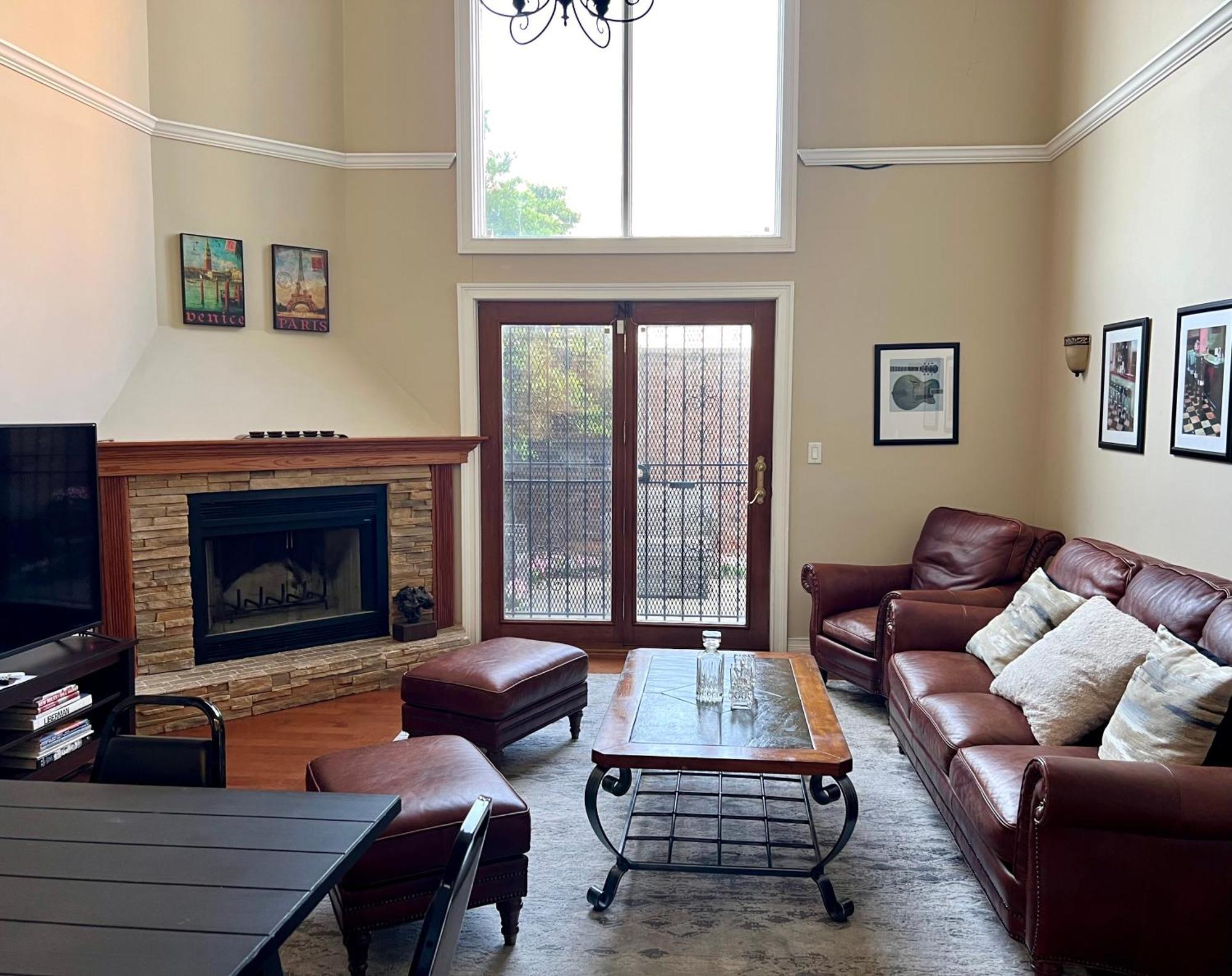 4 Bedroom In Location Parking Fireplace Back Yard Pets Welcome *