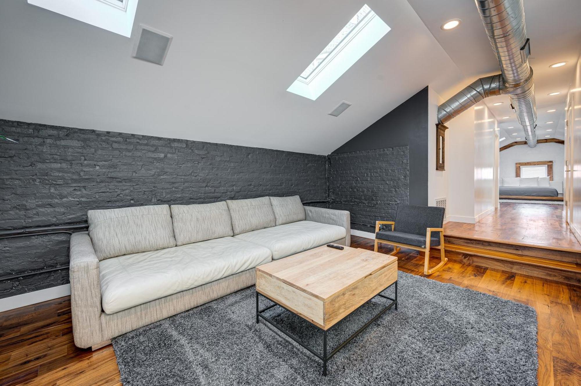 Apartment Floor In The Heart Of West Town! Perfect For Any Group And Pet Friendly! Apts Chicago