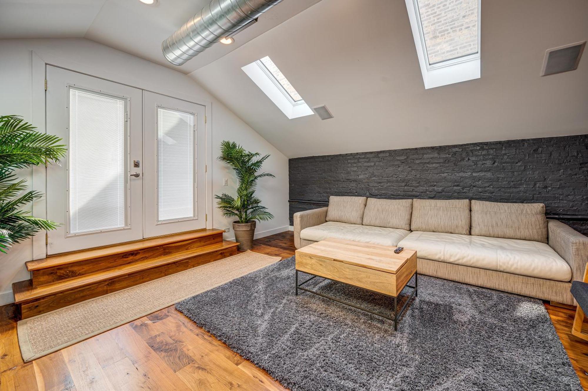 Floor In The Heart Of West Town! Perfect For Any Group And Pet Friendly! Apts Chicago