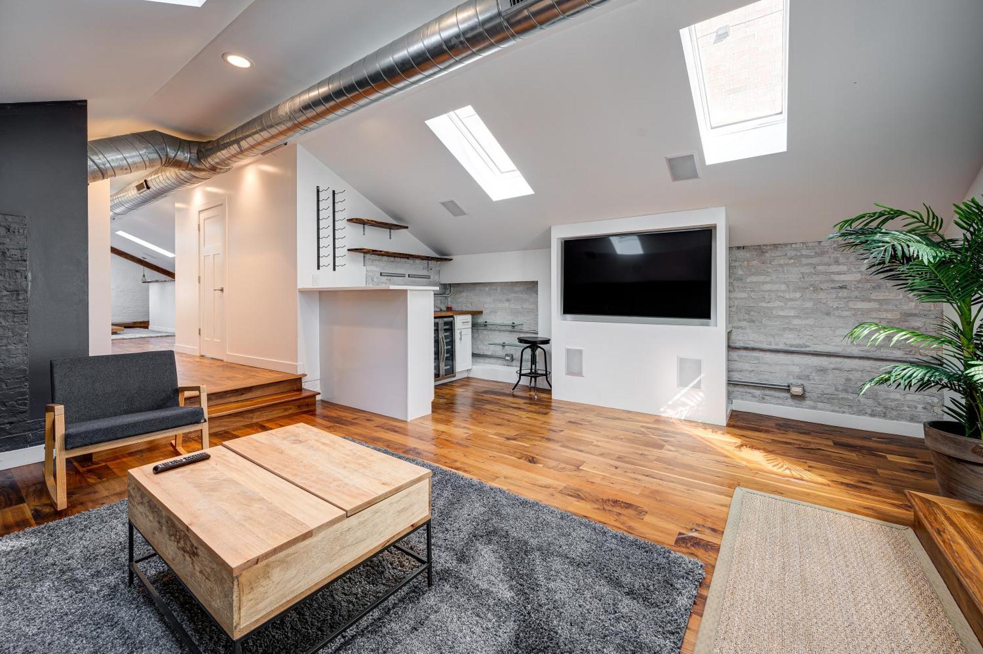 Floor In The Heart Of West Town! Perfect For Any Group And Pet Friendly! Apts