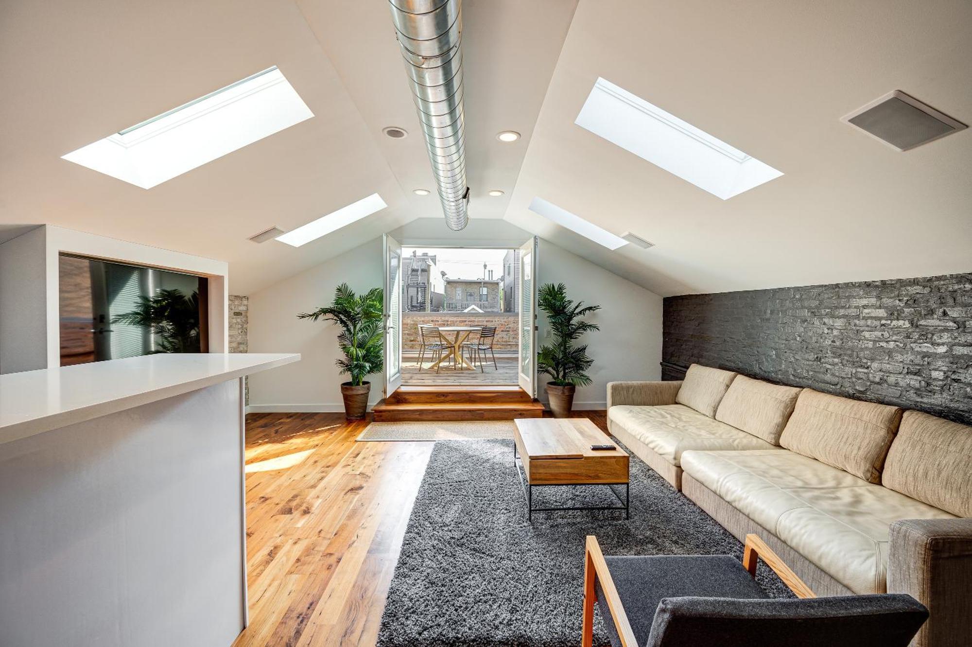 Apartment Floor In The Heart Of West Town! Perfect For Any Group And Pet Friendly! Apts