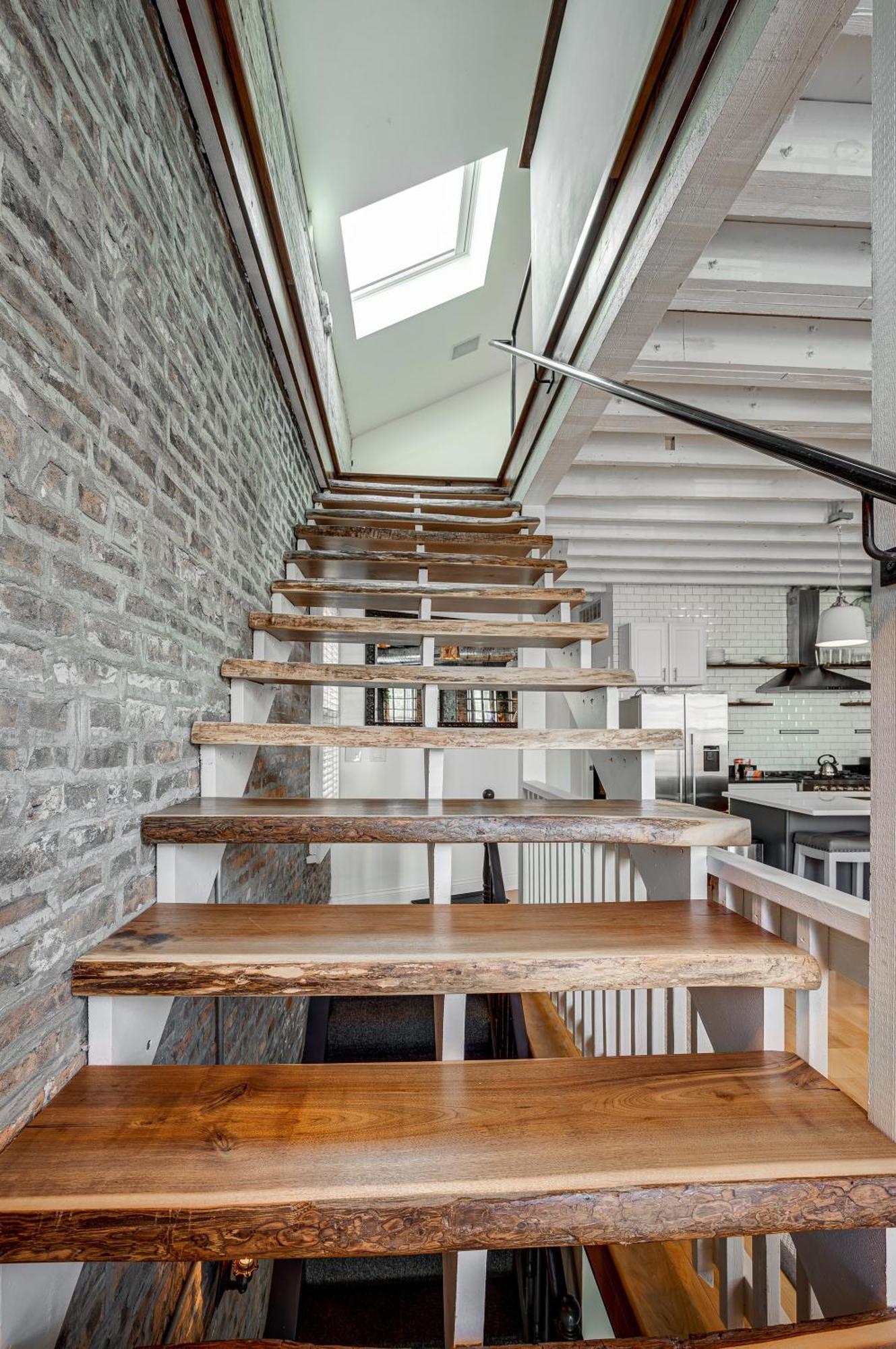 Floor In The Heart Of West Town! Perfect For Any Group And Pet Friendly! Apts