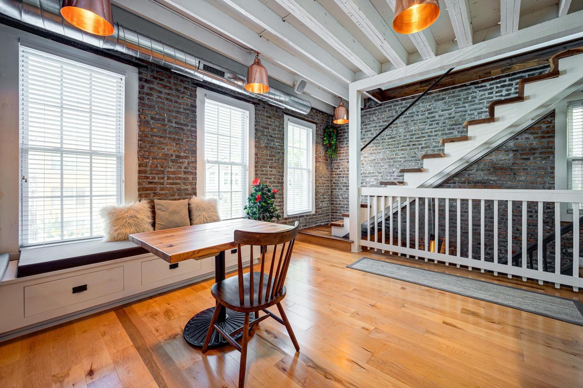 Floor In The Heart Of West Town! Perfect For Any Group And Pet Friendly! Apts Chicago