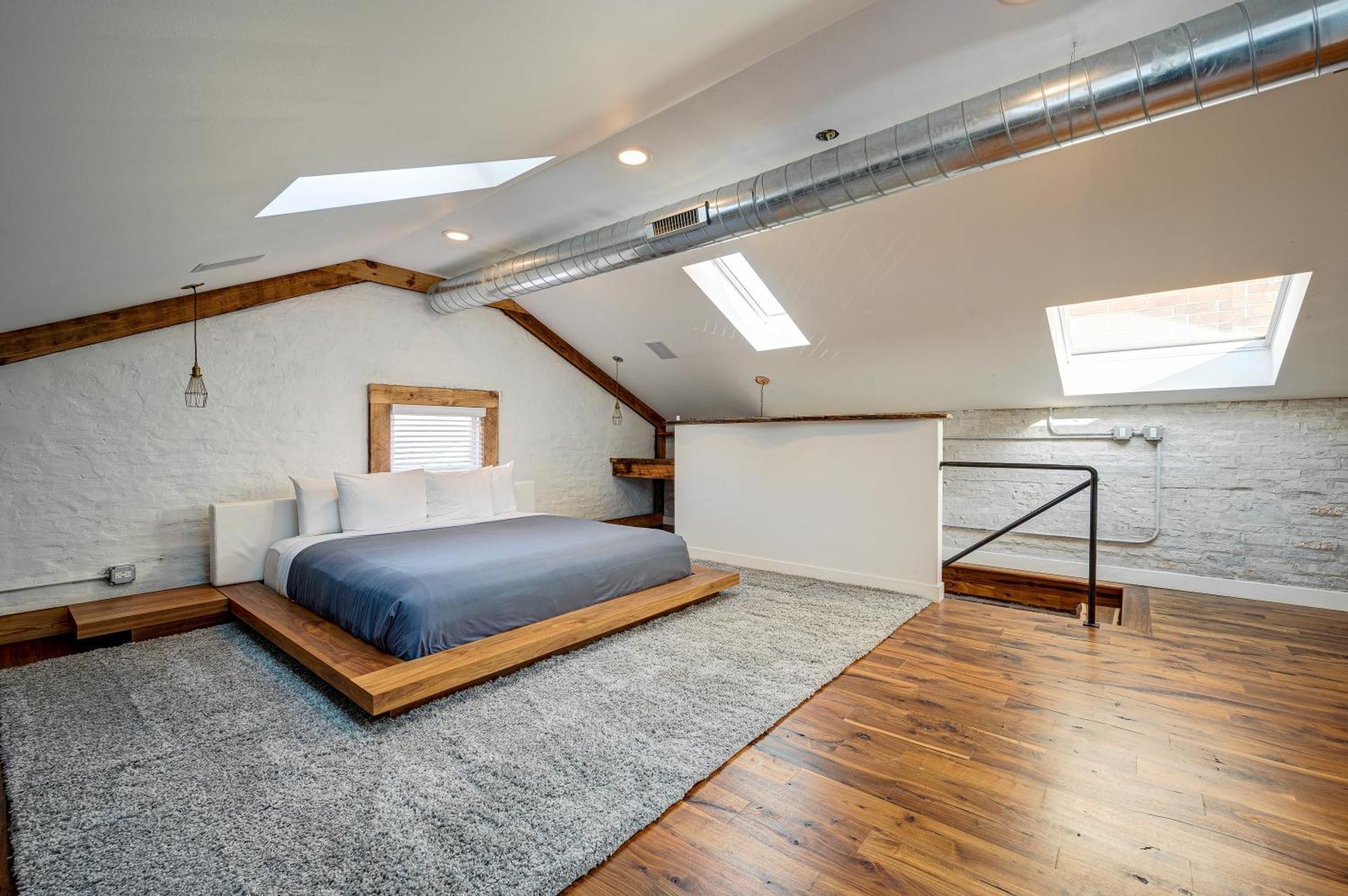 Floor In The Heart Of West Town! Perfect For Any Group And Pet Friendly! Apts * Chicago