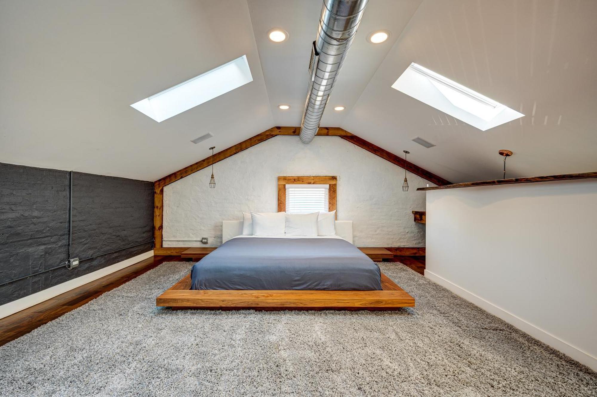 Apartment Floor In The Heart Of West Town! Perfect For Any Group And Pet Friendly! Apts