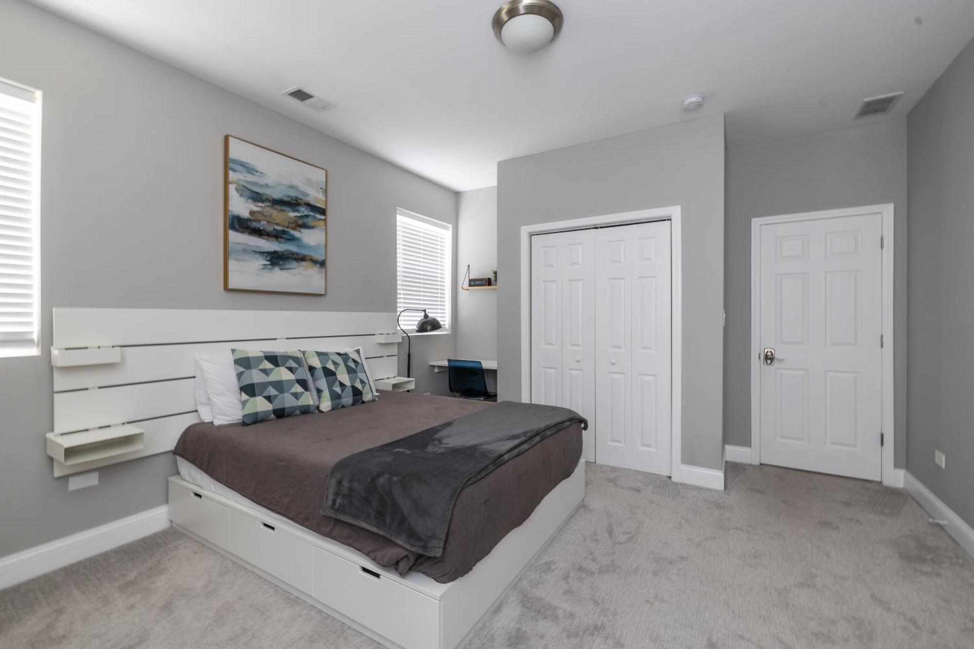 Kenwood Apartments, Downtown Hyde Park * Chicago