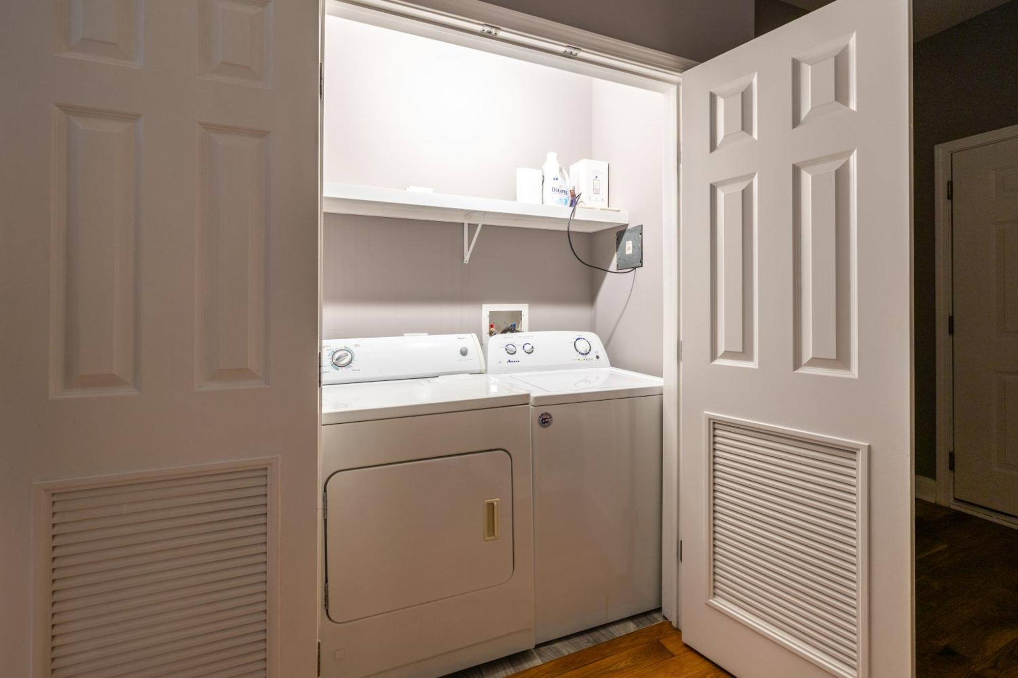 Kenwood Apartments, Downtown Hyde Park * Chicago