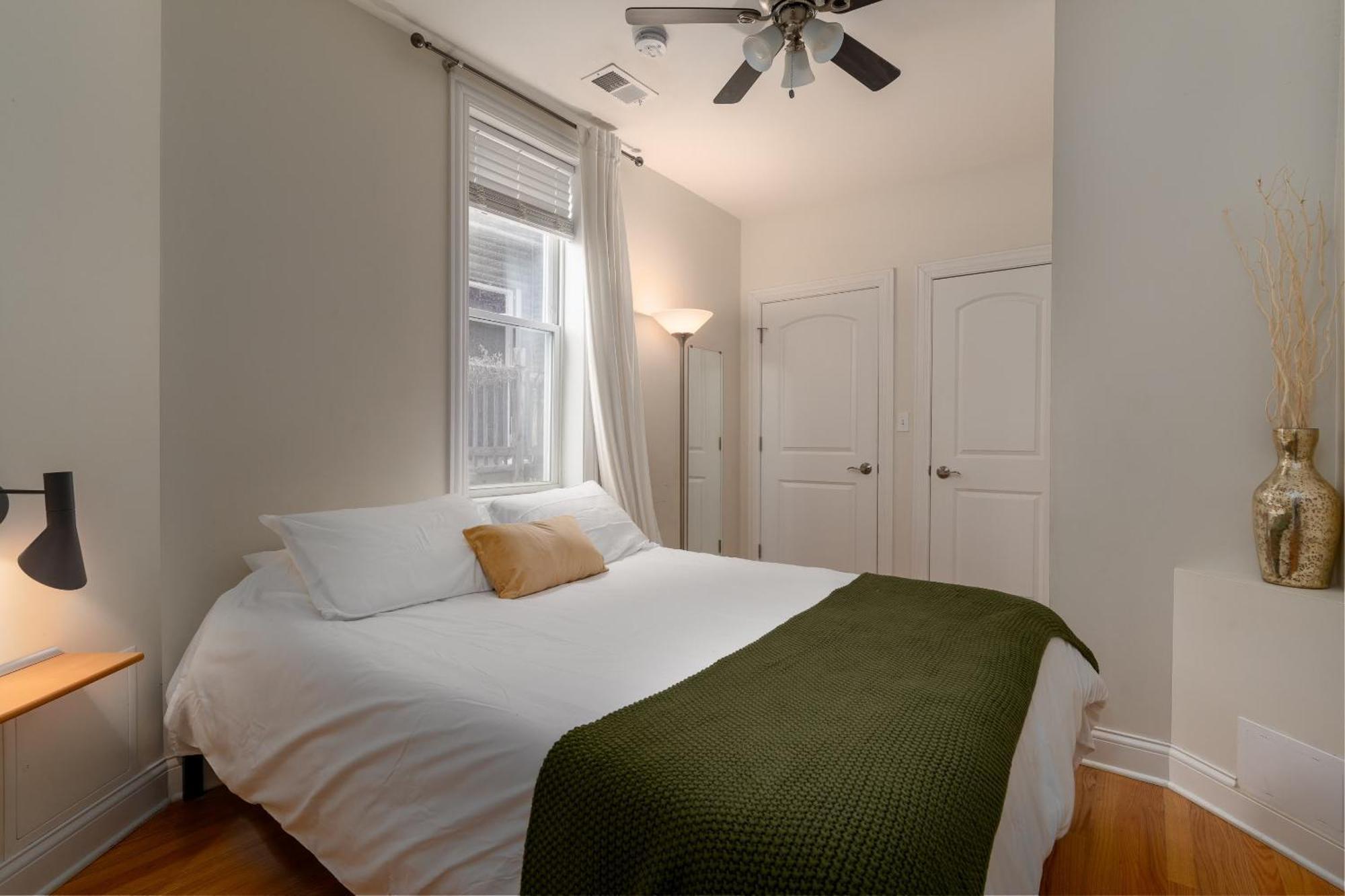 East Village 2br Modern H1 Apartment Chicago