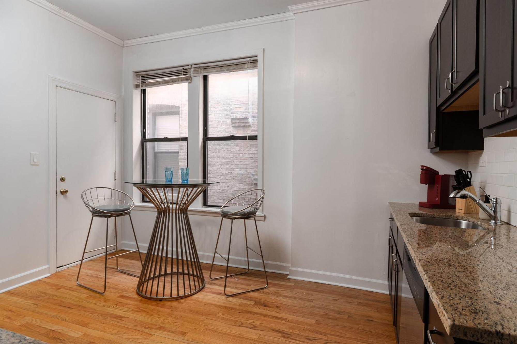 Ukrainian Village 2br Modern D1 Apartment *