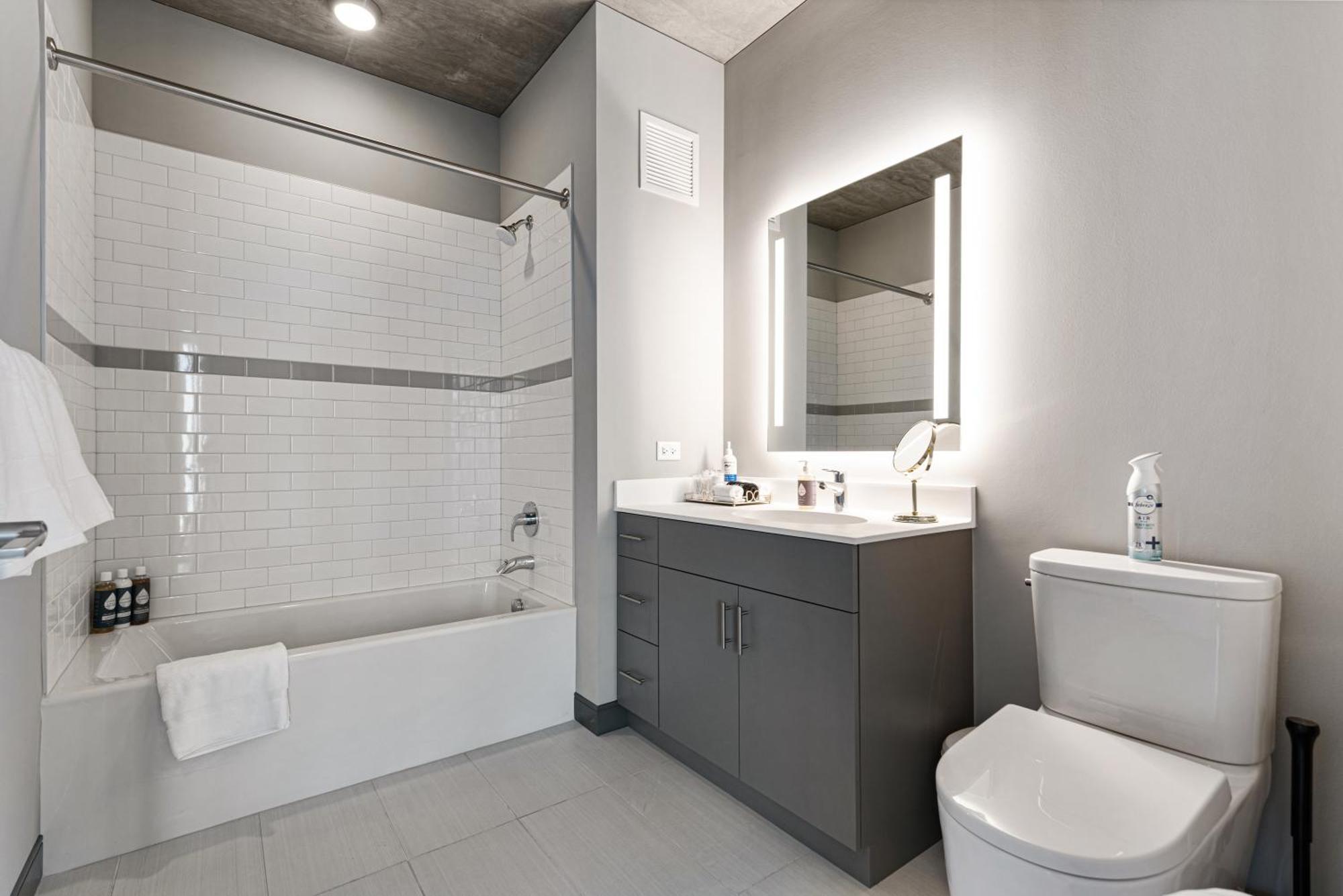 Fulbrix Bright Designer With West Loop Views Apartment