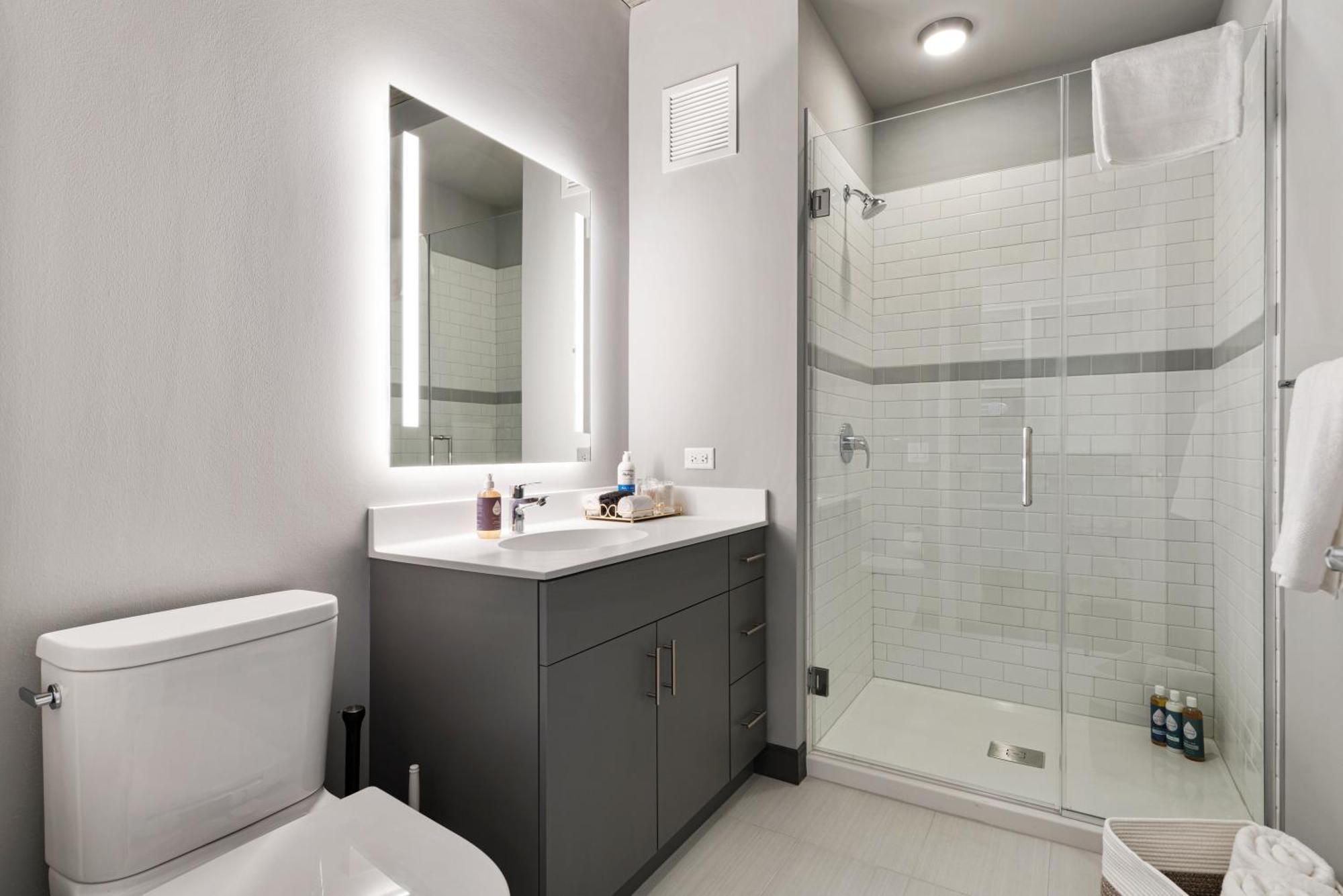 Fulbrix Bright Designer With West Loop Views Apartment