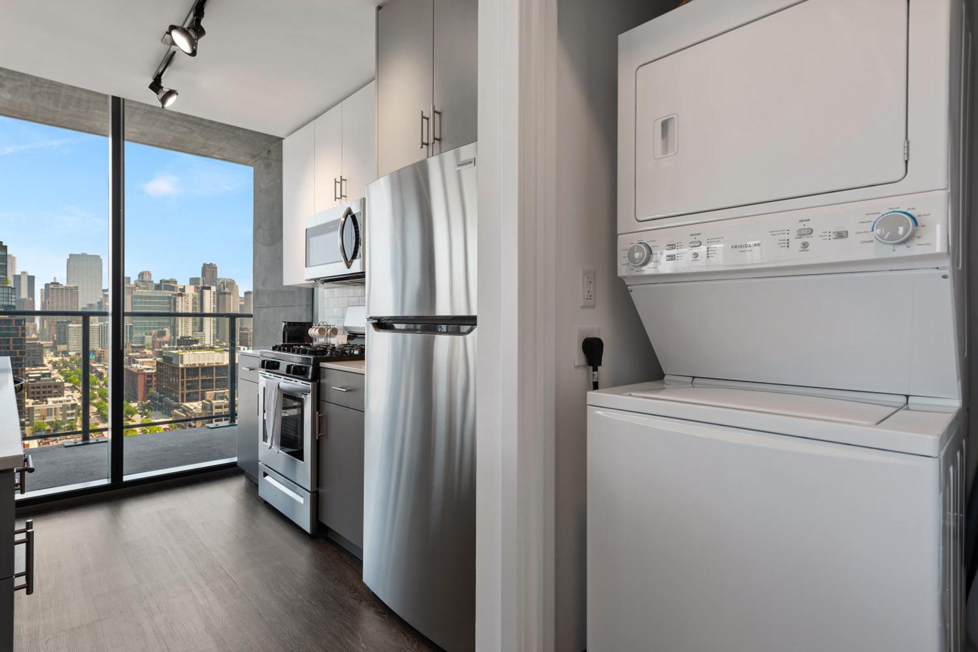Fulbrix Bright Designer With West Loop Views Apartment