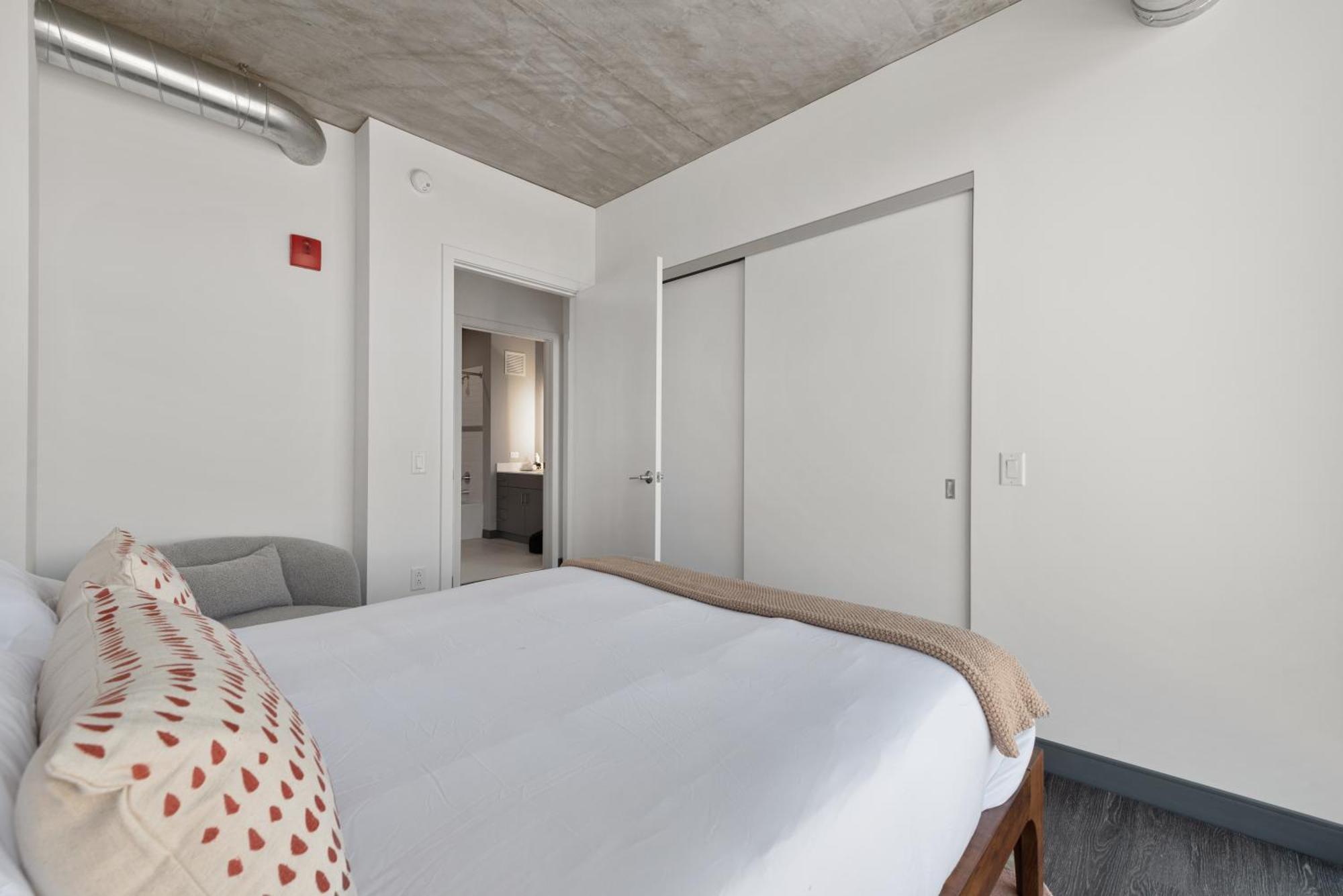 Fulbrix Bright Designer With West Loop Views Apartment Chicago