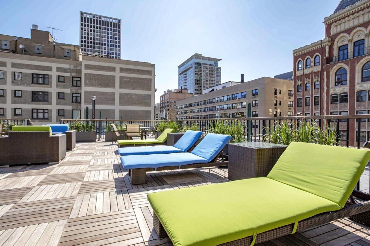 Gold Coast 1br W Gym Roof Nr Mag Mile Chi-623
