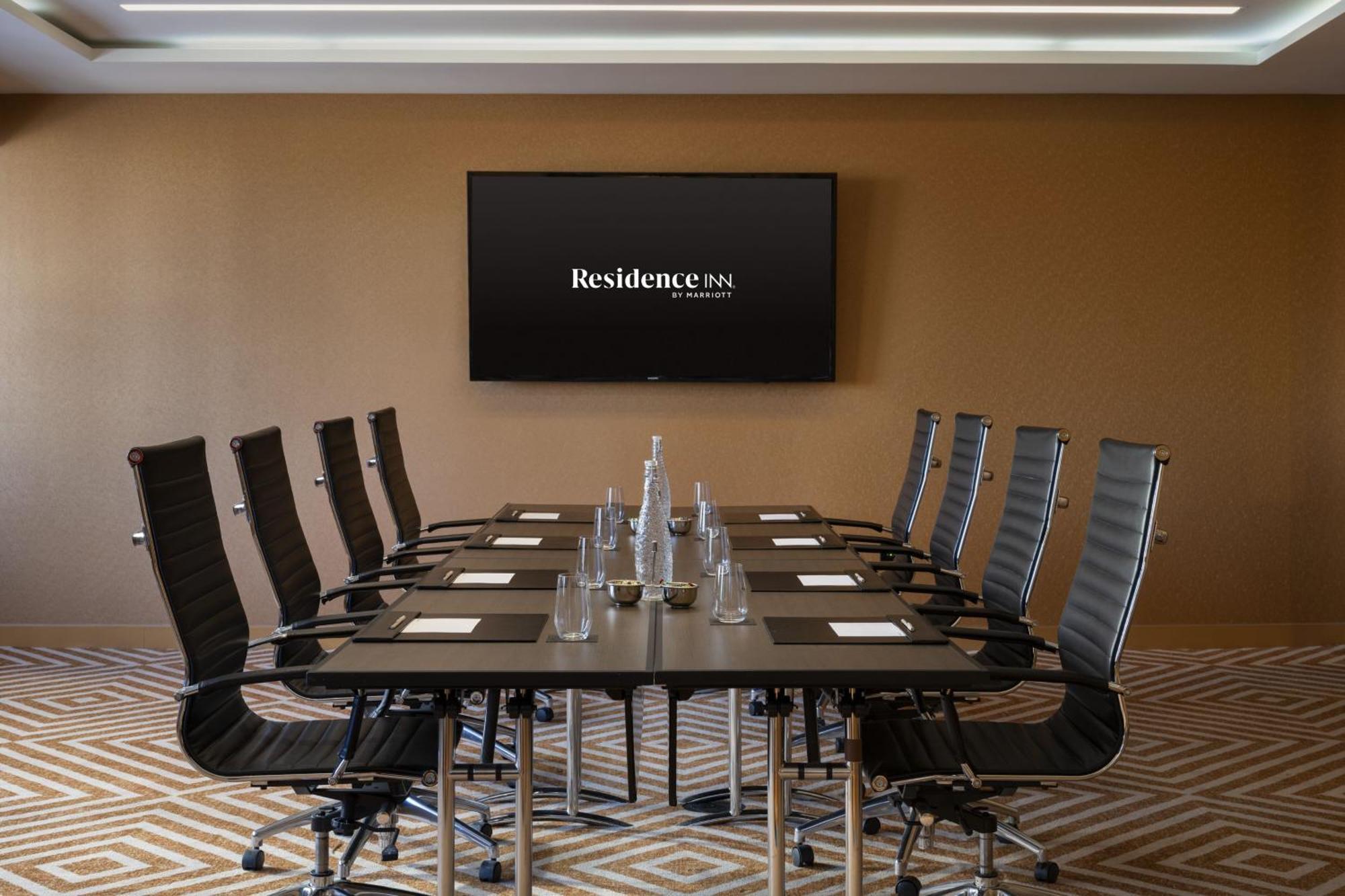 By Marriott Downtown Magnificent Mile Hotel 3*