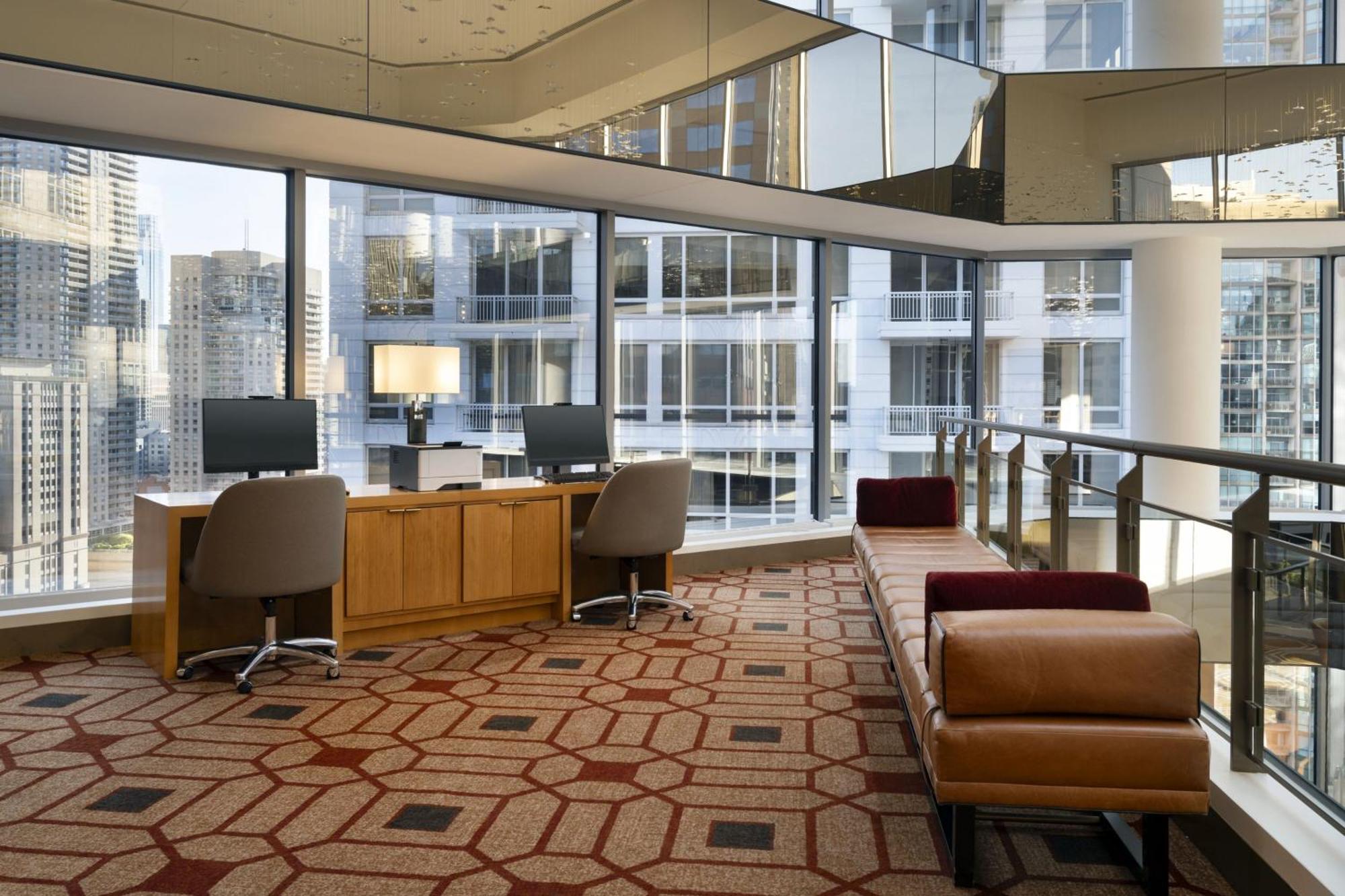 By Marriott Downtown Magnificent Mile Hotel 3*