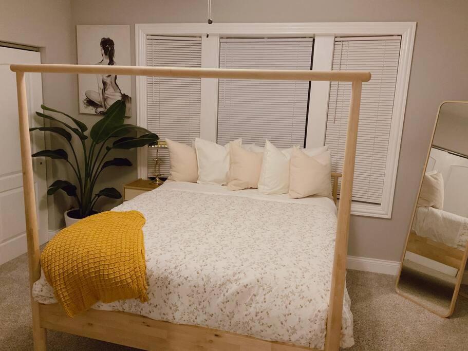 Boutique Garden House 3-story Sleeps 12 Holiday home Chicago