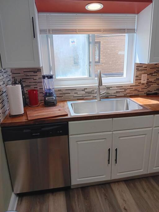 Near Midway Airport Apartment *