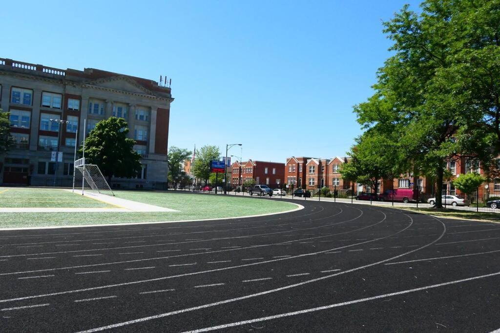 The Banksy-greystone Rooftop Firepit United Center Apartment