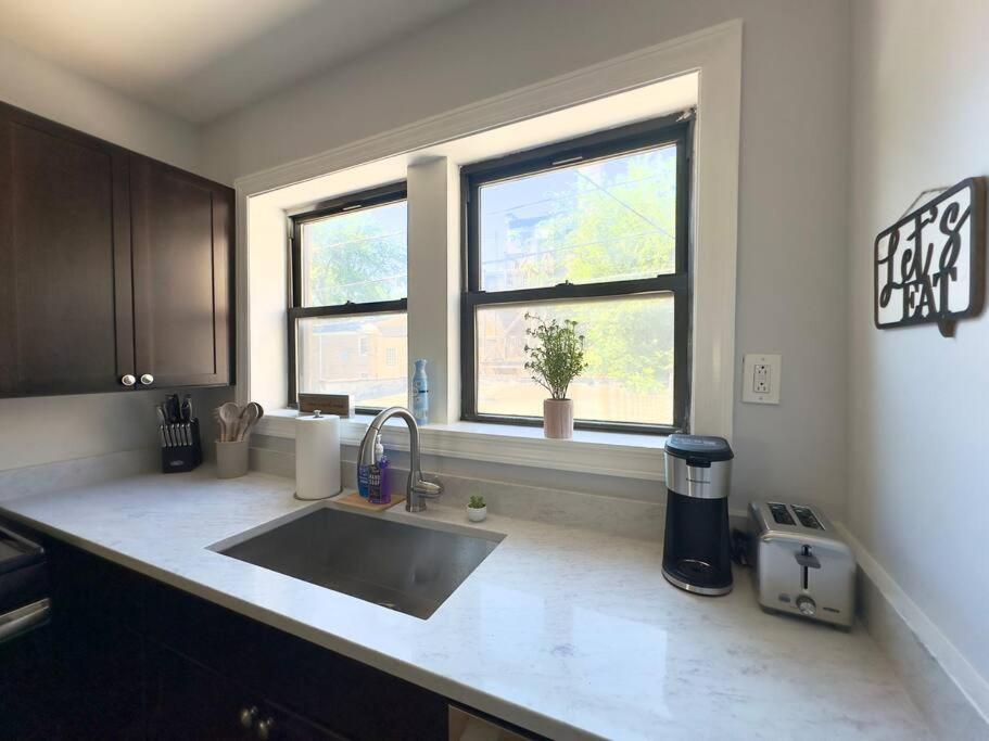 Comfy Retreat In Rogers Park, Prime Location! Apartment *