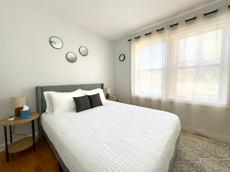 Comfy Retreat In Rogers Park, Prime Location! *