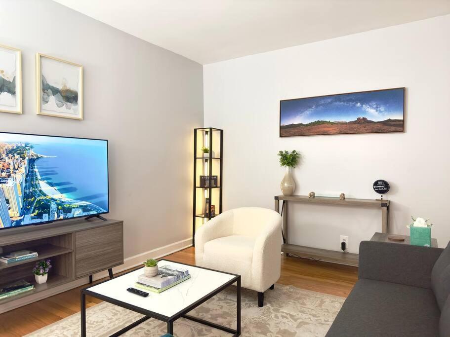 Comfy Retreat In Rogers Park, Prime Location! Apartment