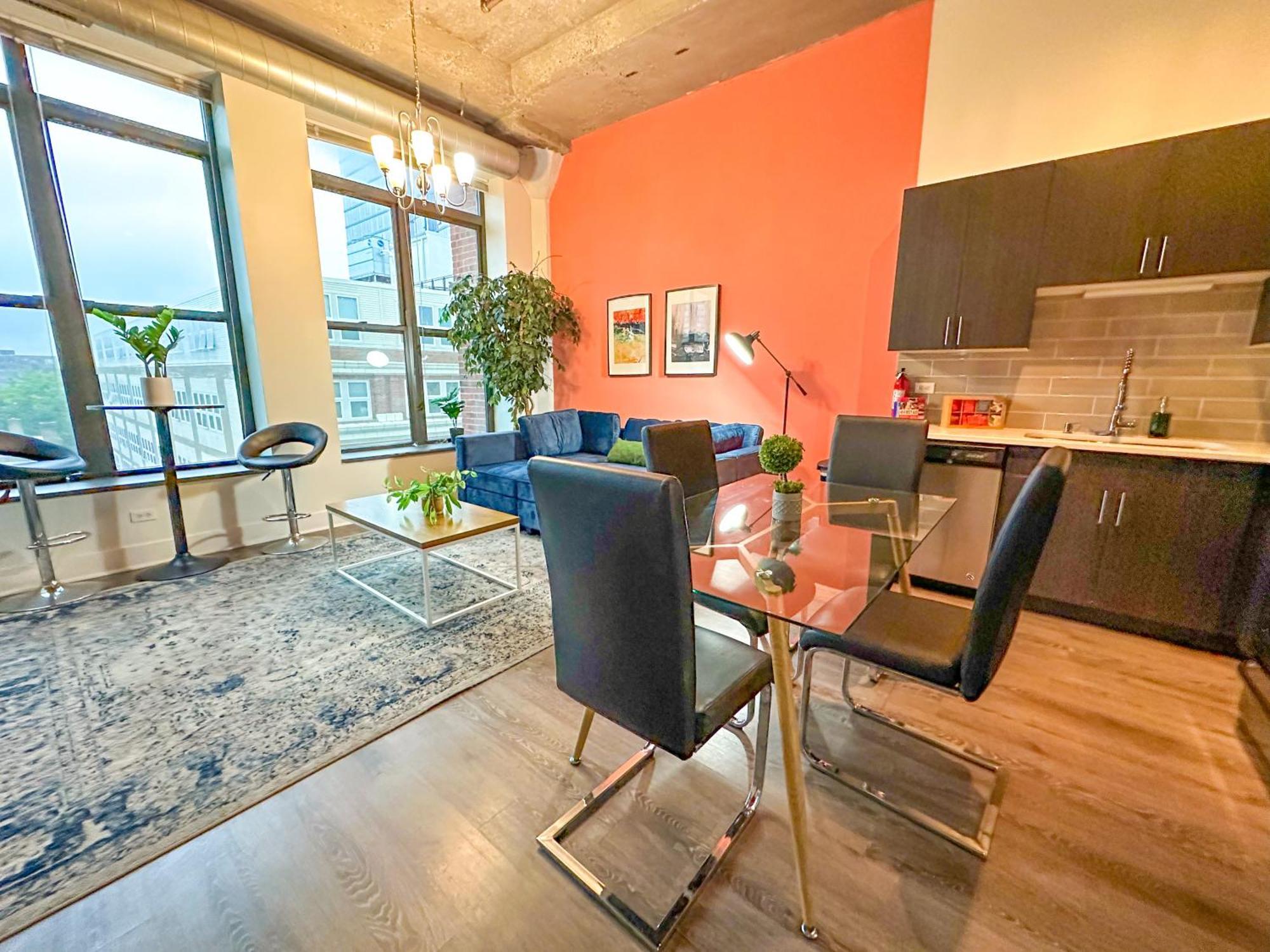 Stylish 2Br Suite With Optional Parking & Gym Access Near Lakefront, Shedd Aquarium And Mccormick Center Apartment