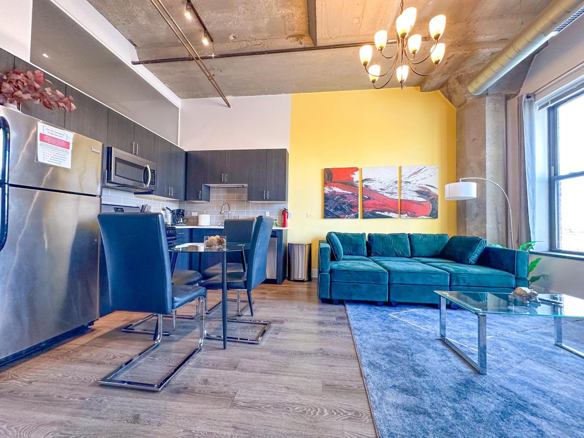 Business Ready 2br In South Loop With Skyline View, Optional Parking & Gym Access Close To Mccormick, Downtown & Cta Chicago