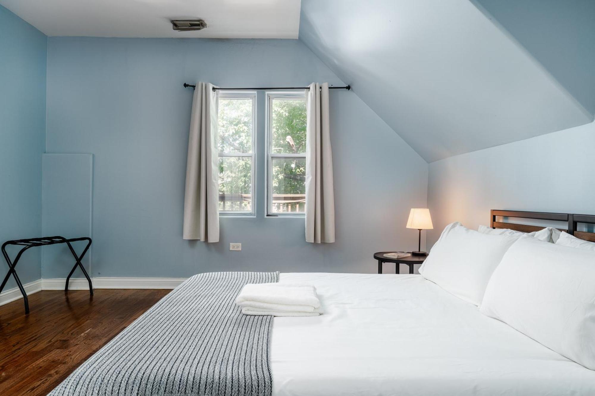 Logan Square Penthouse S3 - With Parking And Patio Apartment *