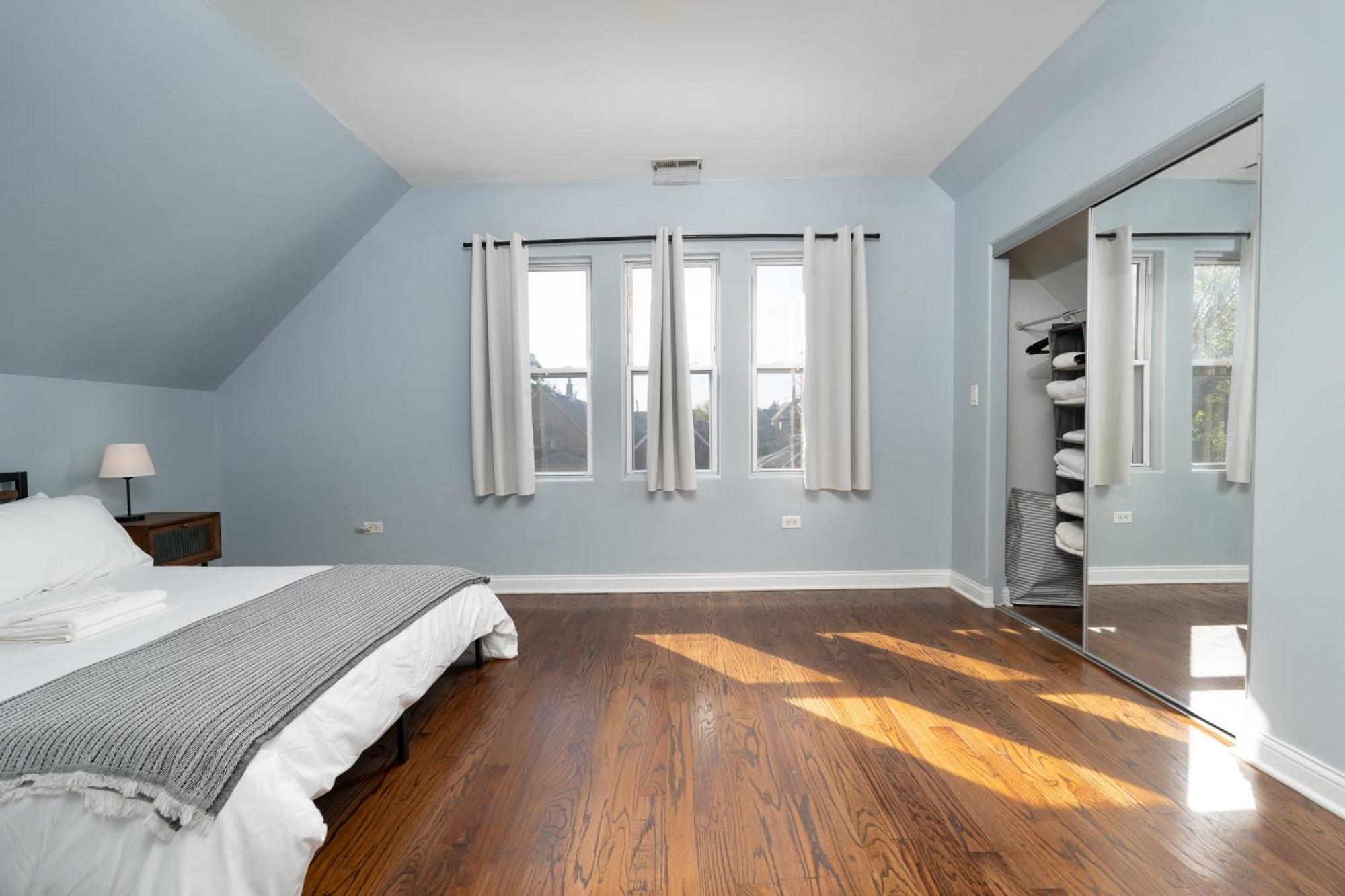 Logan Square Penthouse S3 - With Parking And Patio Chicago