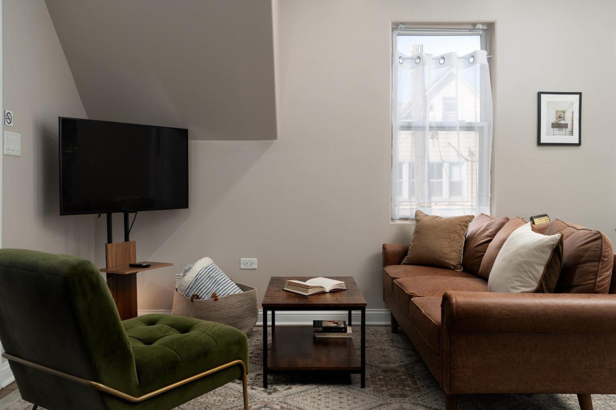 Logan Square Penthouse S3 - With Parking And Patio Apartment *