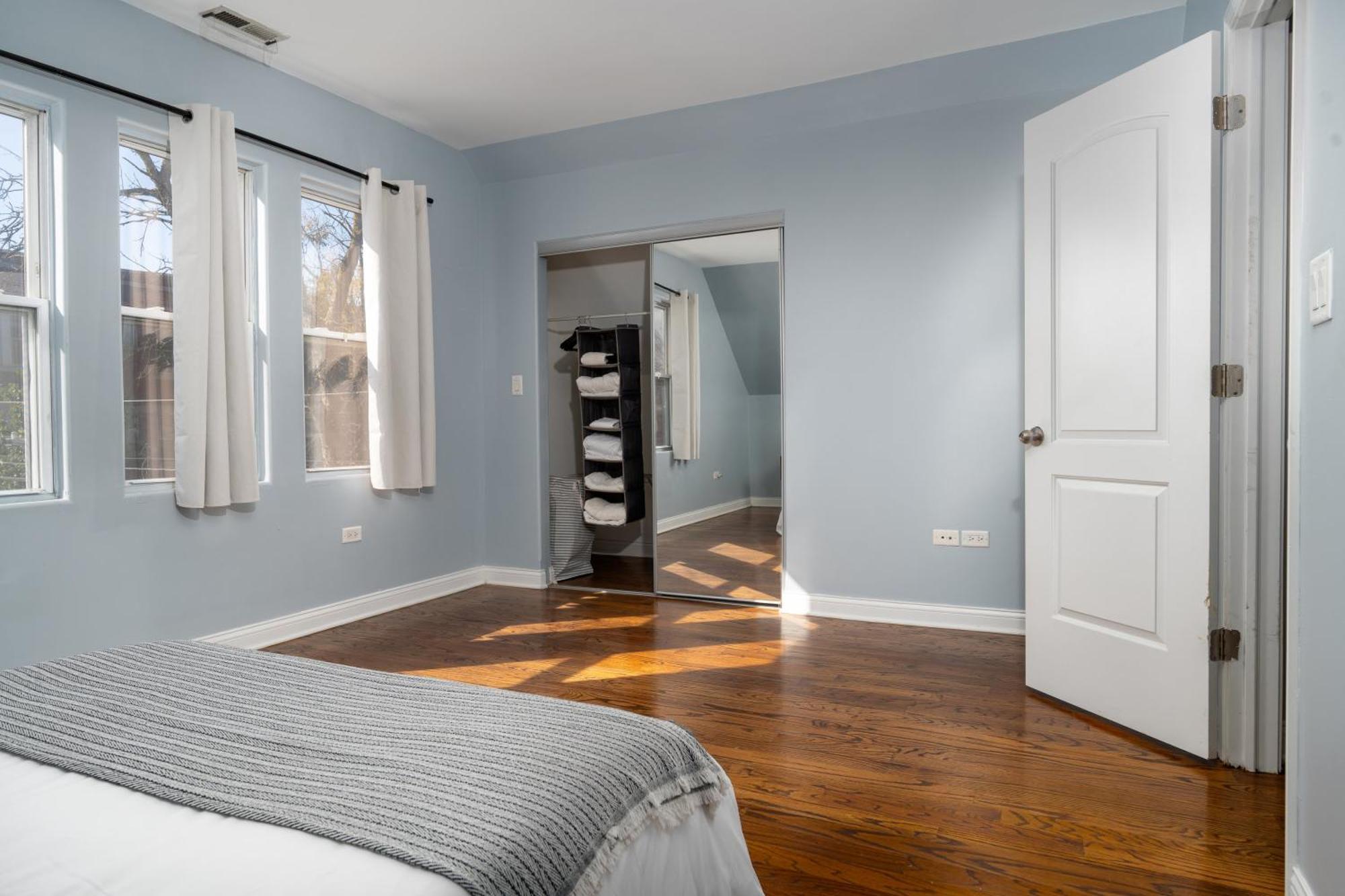 Logan Square Penthouse S3 - With Parking And Patio * Chicago