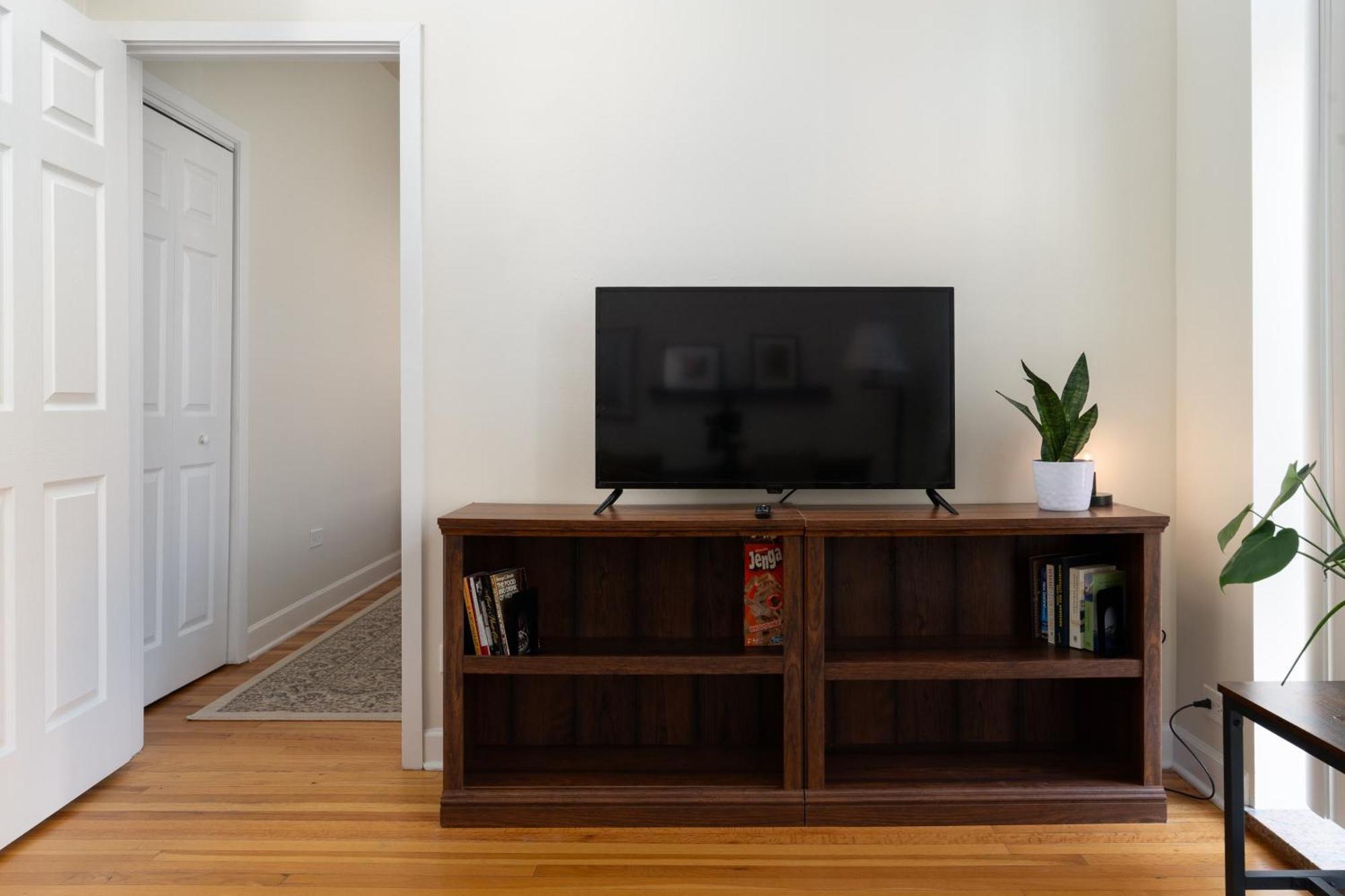 Ukrainian Village 3Br Apartment *