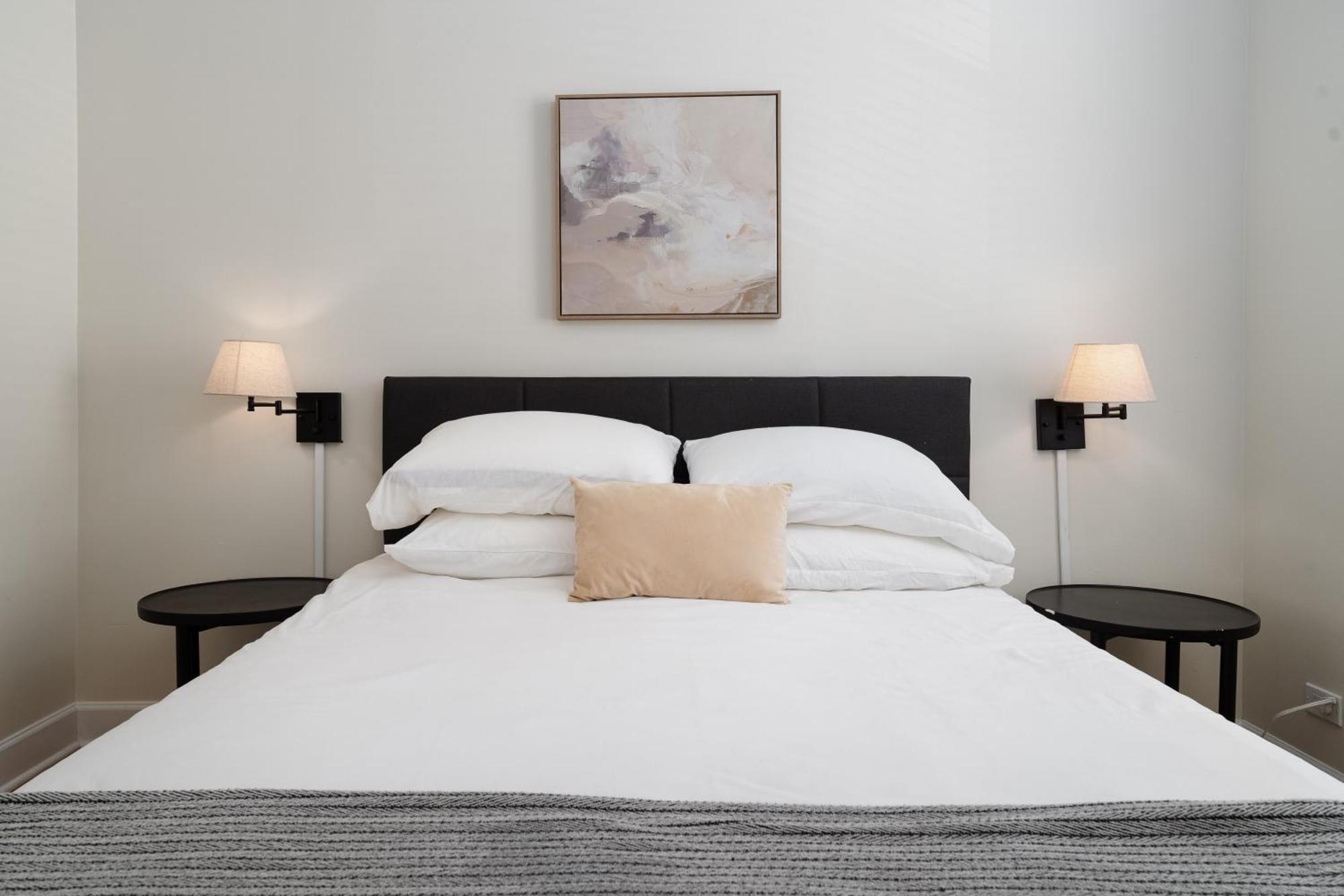 Apartment Ukrainian Village 3Br Apartment