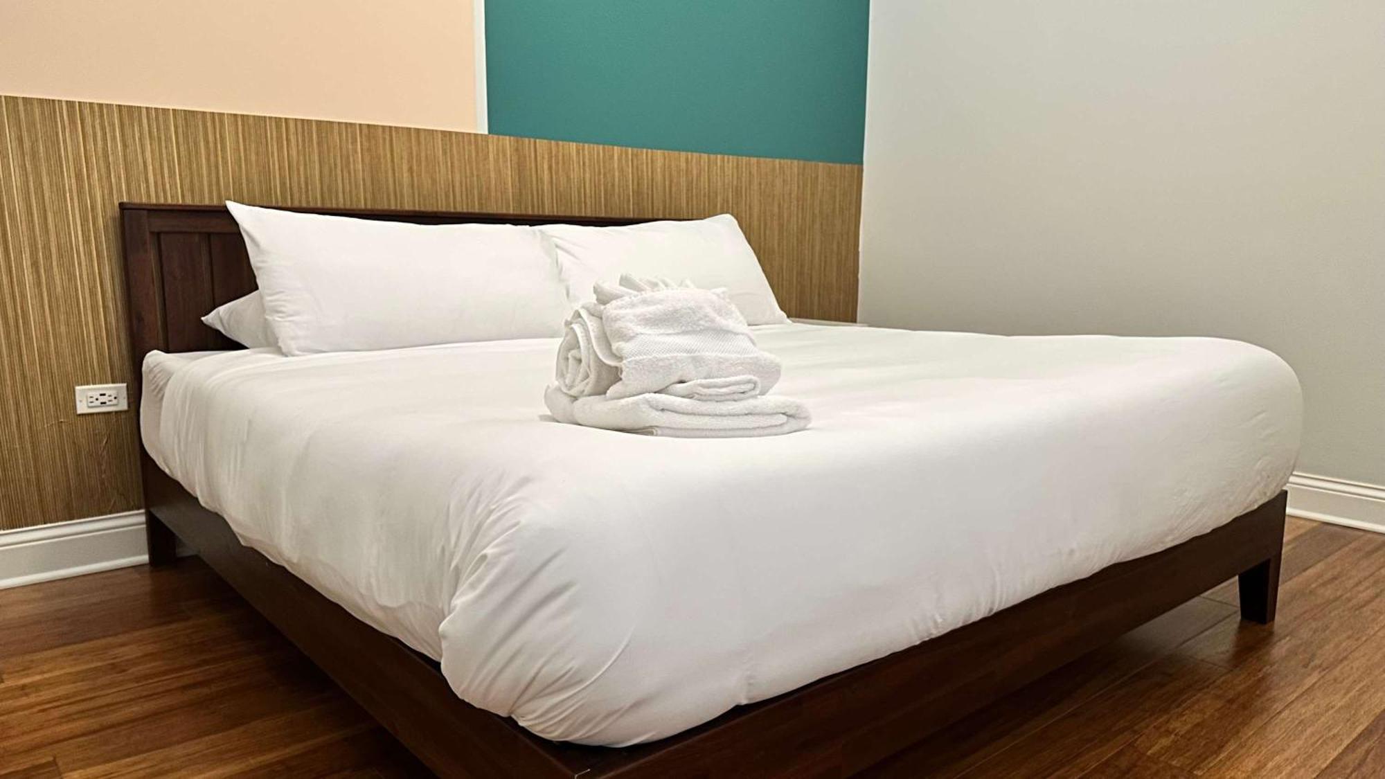 Chic 2 Bedroom 1 Parking Sleeps 6 *