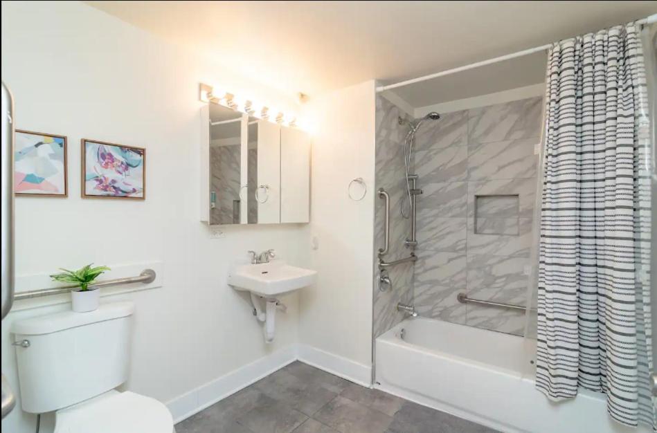 Mccormick Place Beautiful Studio Suite With Optional Parking And Gym Access Sleeps 4 Near Soldier Field And Downtown Chicago Apartment Chicago