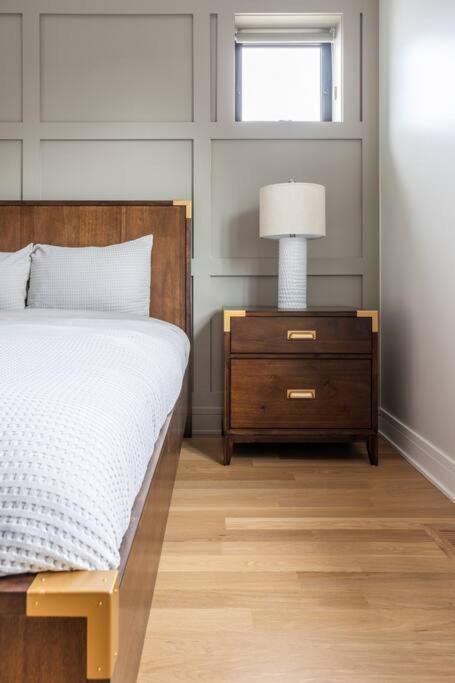 Large 2-bedroom With Huge Roof Deck View Of Skyline