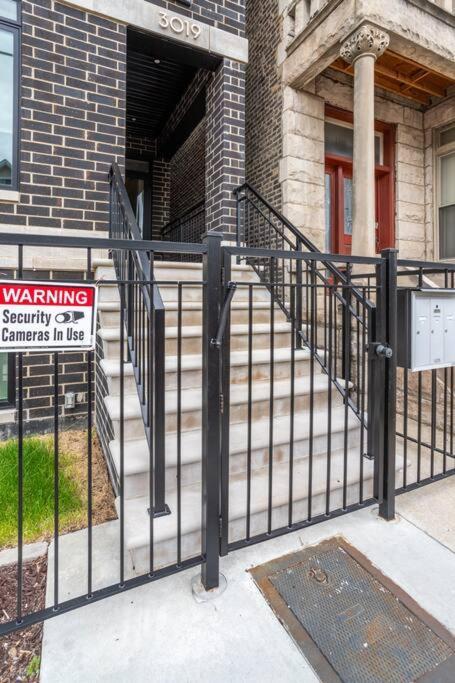 Large 2-bedroom With Huge Roof Deck View Of Skyline