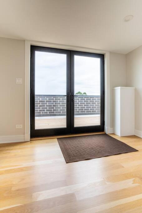 Large 2-bedroom With Huge Roof Deck View Of Skyline Apartment